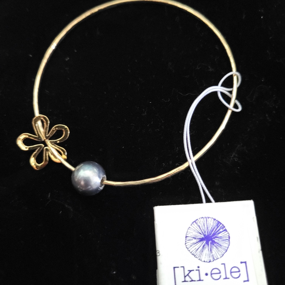 Tahitian (black) pearl + flower bracelet